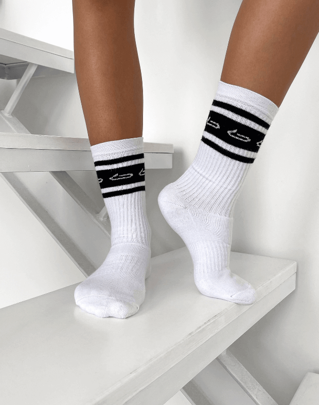 Шкарпетки осінні жіночі з чорними плашками та логотипом - Фото 1