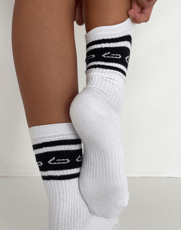 Шкарпетки осінні жіночі з чорними плашками та логотипом - Фото 2