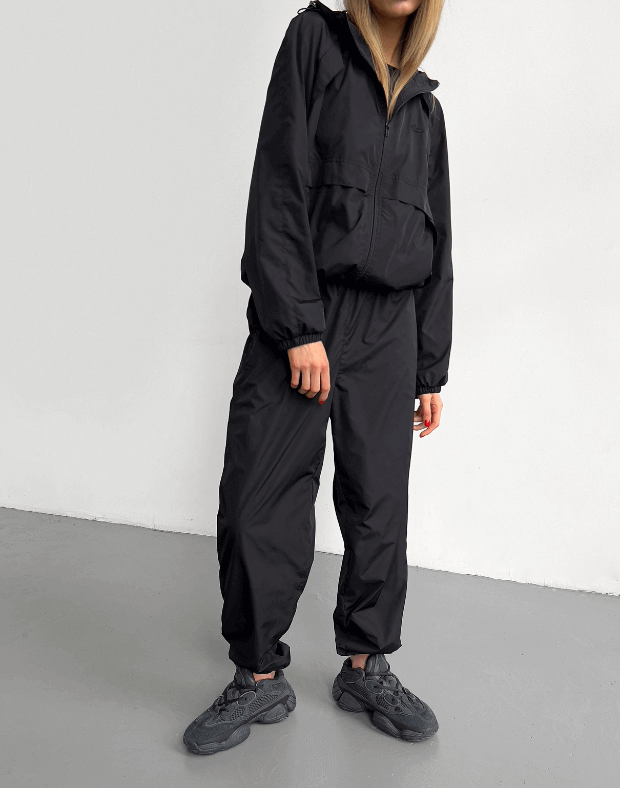 Комплект куртка з капюшоном та джогери з плащової тканини, чорні - Фото 1