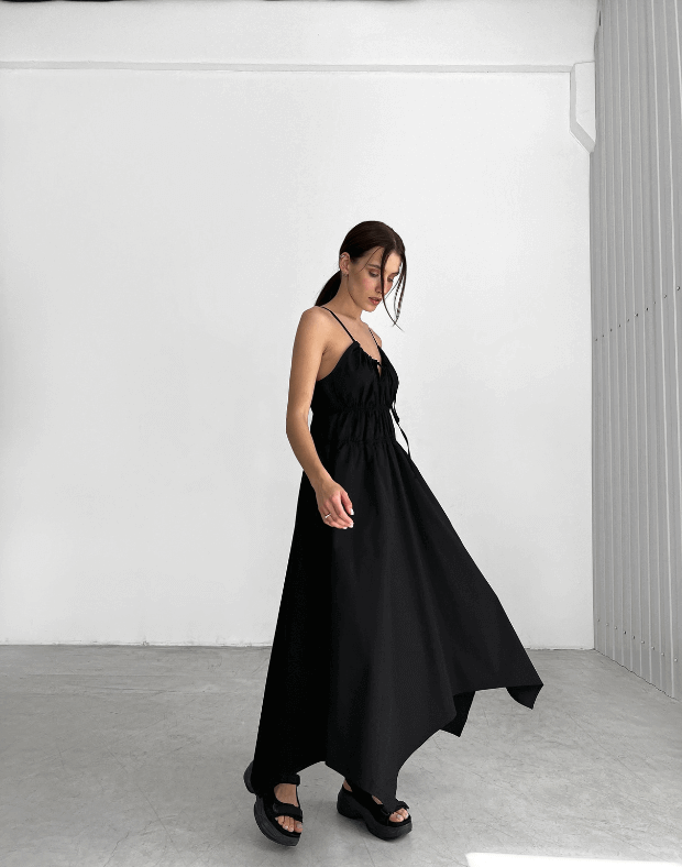 Сукня довжини максі зі зборками, чорна - Фото 7