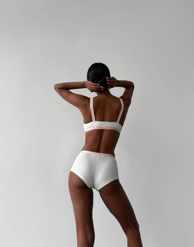 Комплект бавовняний топ білизняний з декоративним вирізом та шортики з ґудзиками, шампань на рожевій гумці - Фото 2