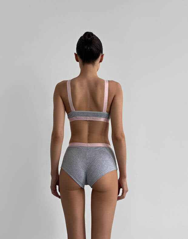 Комплект бавовняний топ білизняний з декоративним вирізом та шортики з ґудзиками, меланжеві на рожевій гумці - Фото 2