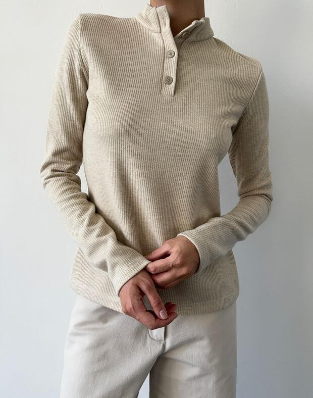 Лонгслів на ґудзиках осінній, бежевий - Фото 1