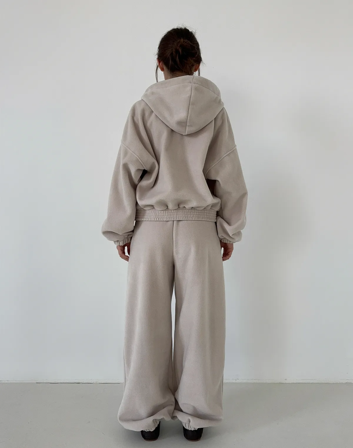 Худі вкорочений на блискавці з широким поясом, холодний беж - Фото 2