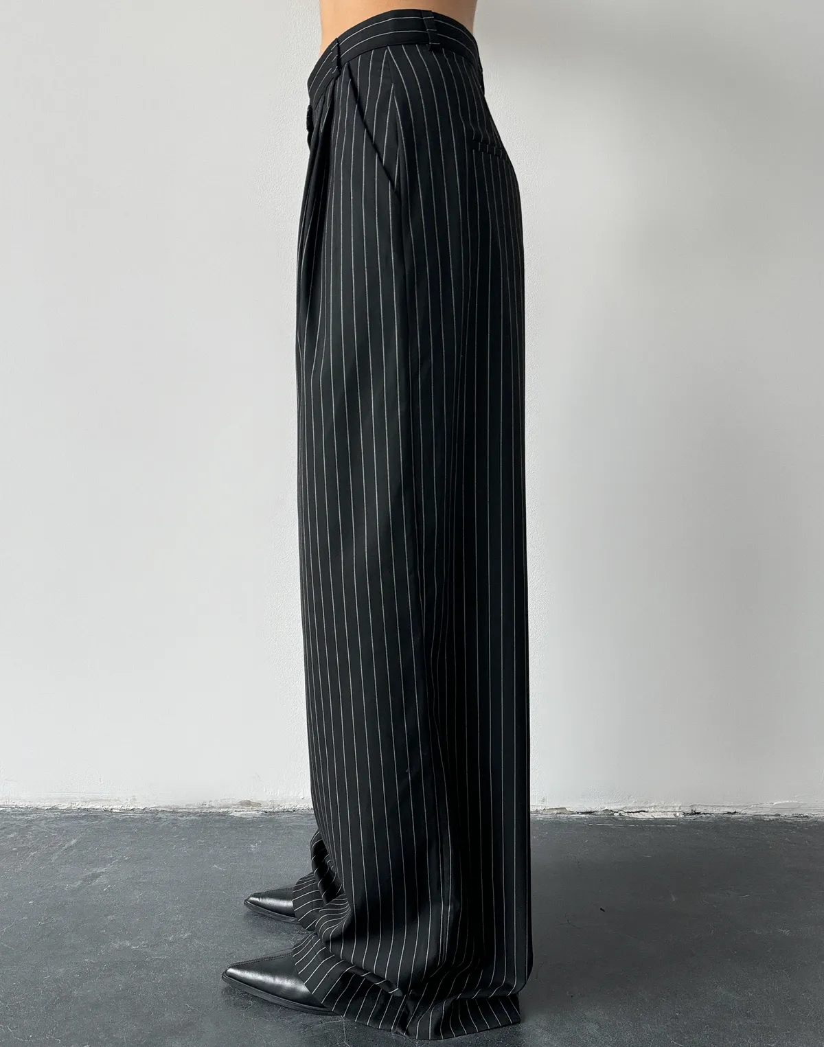 Spodnie w paski z zakładkami, czarne - Фото 7