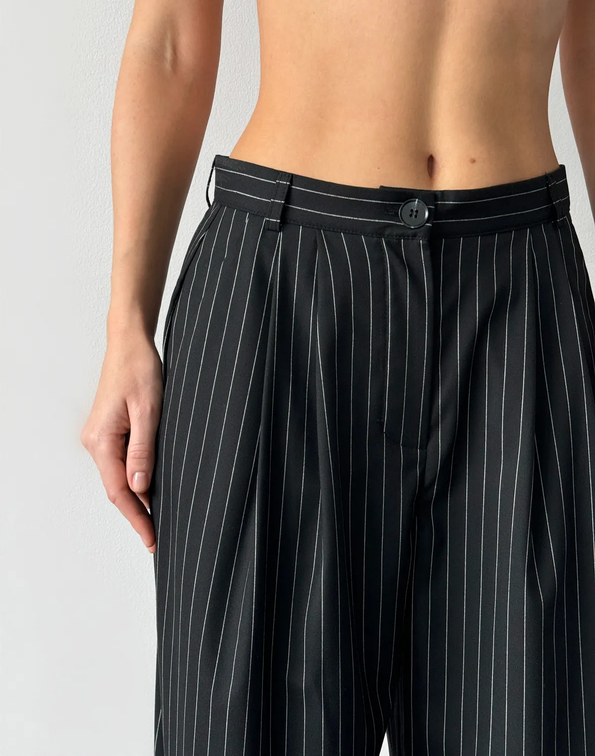 Spodnie w paski z zakładkami, czarne - Фото 6