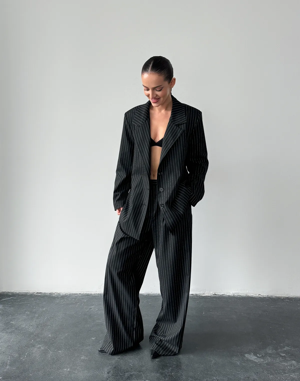Комплект у смужку блейзер з поясом та штани із защіпами, чорні - Фото 1