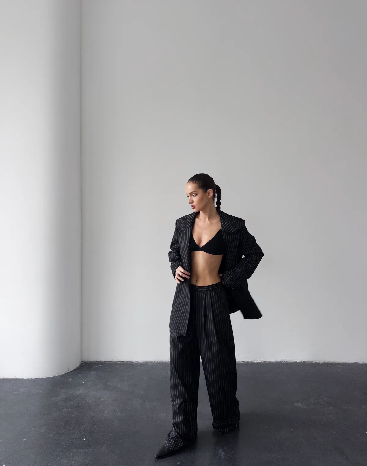 Spodnie w paski z zakładkami, czarne - Фото 4