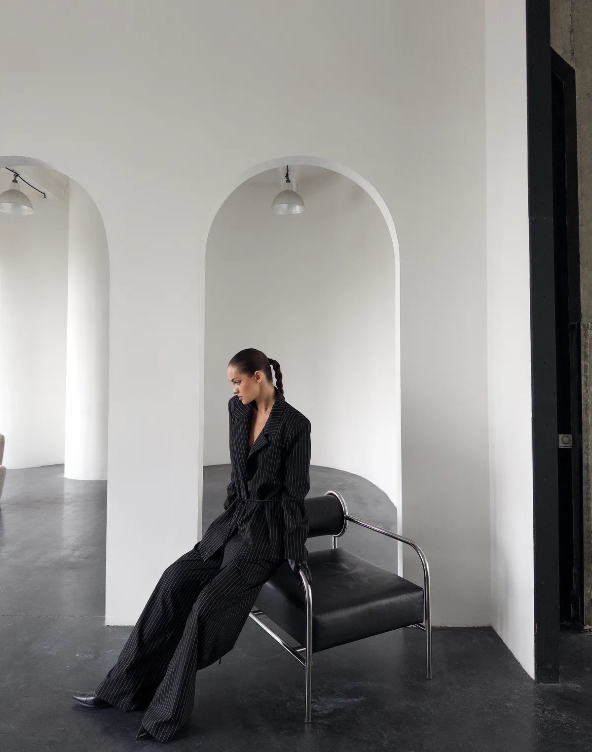 Komplet w paski: marynarka z paskiem i spodnie z zakładkami, czarne - Фото 3