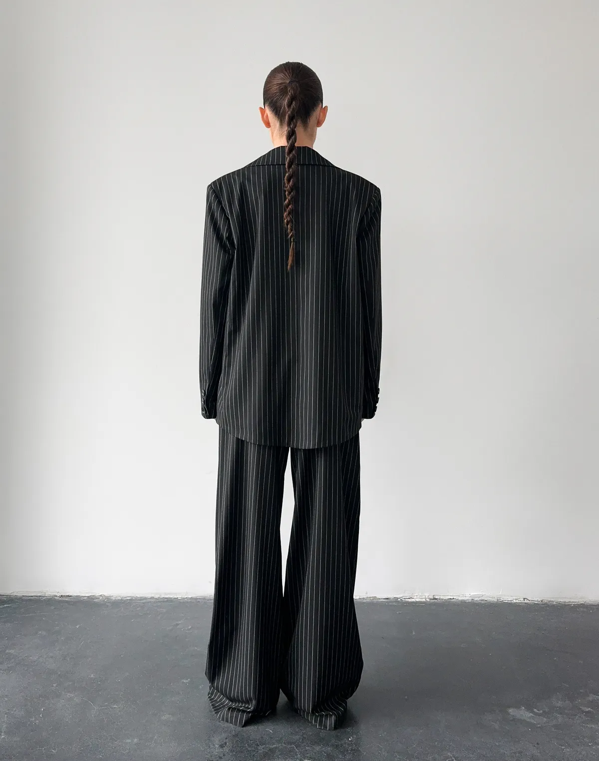 Комплект у смужку блейзер з поясом та штани із защіпами, чорні - Фото 2