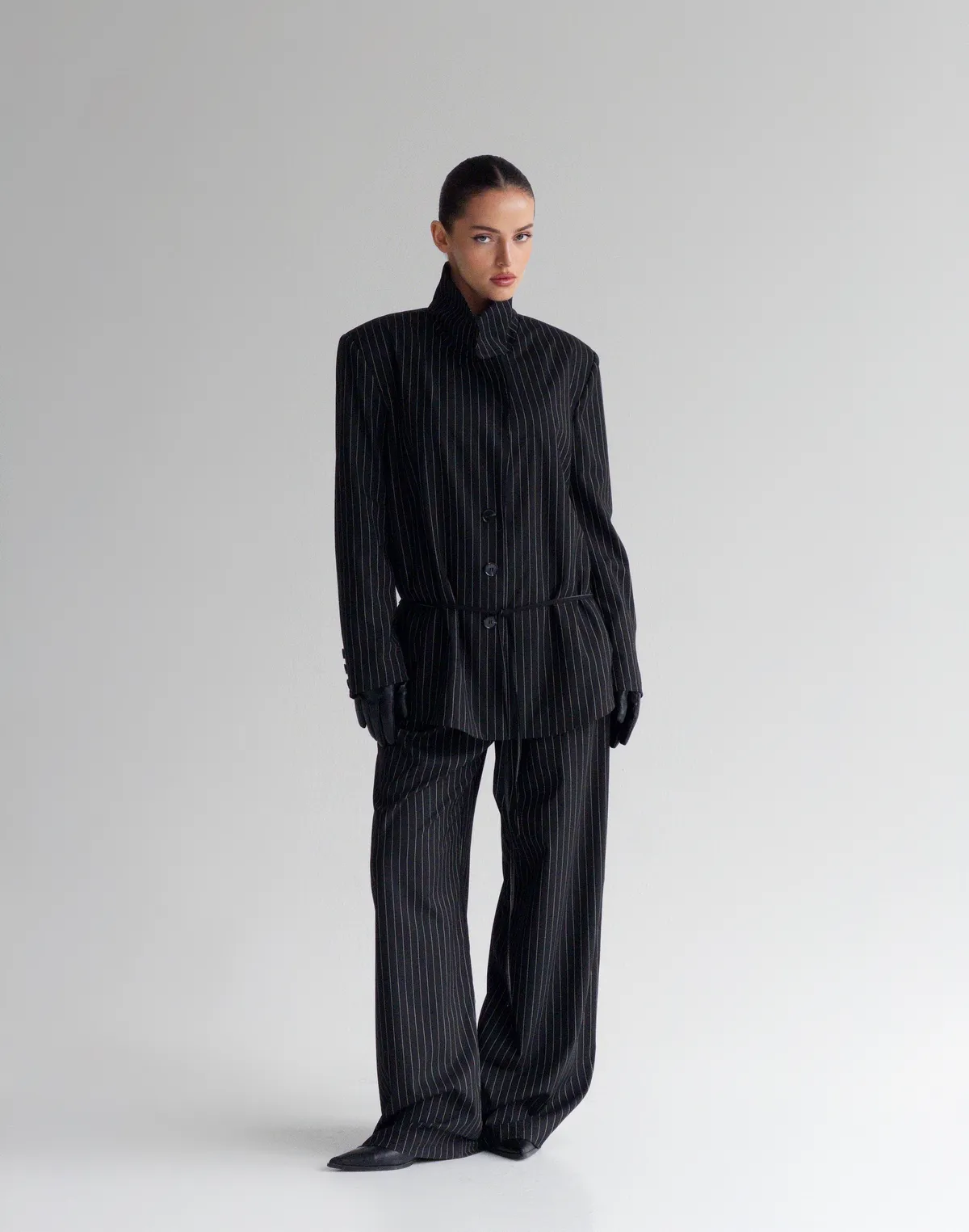 Komplet w paski: marynarka z paskiem i spodnie z zakładkami, czarne - Фото 7