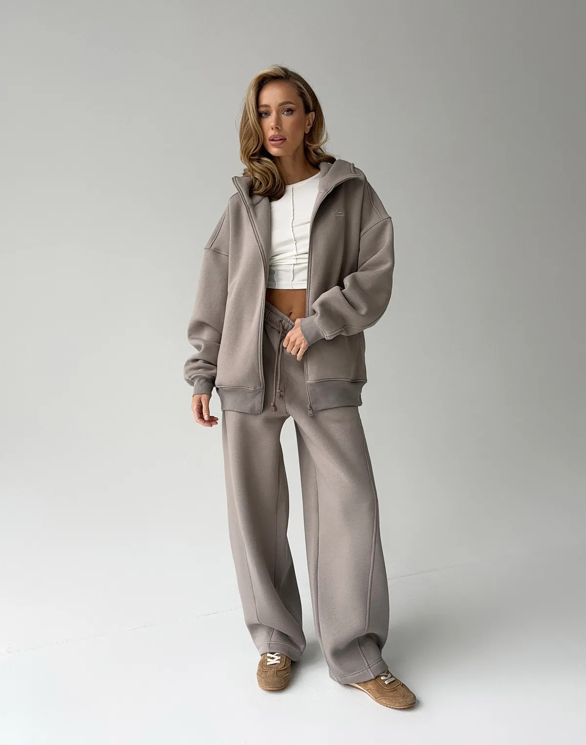 Комплект з начосом зіпер з високим коміром та штани вільного прямого крою, сіро-кавові - Фото 1