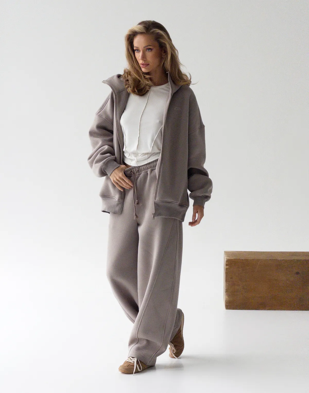 Штани з начосом вільного прямого крою, сіро-кавові - Фото 7