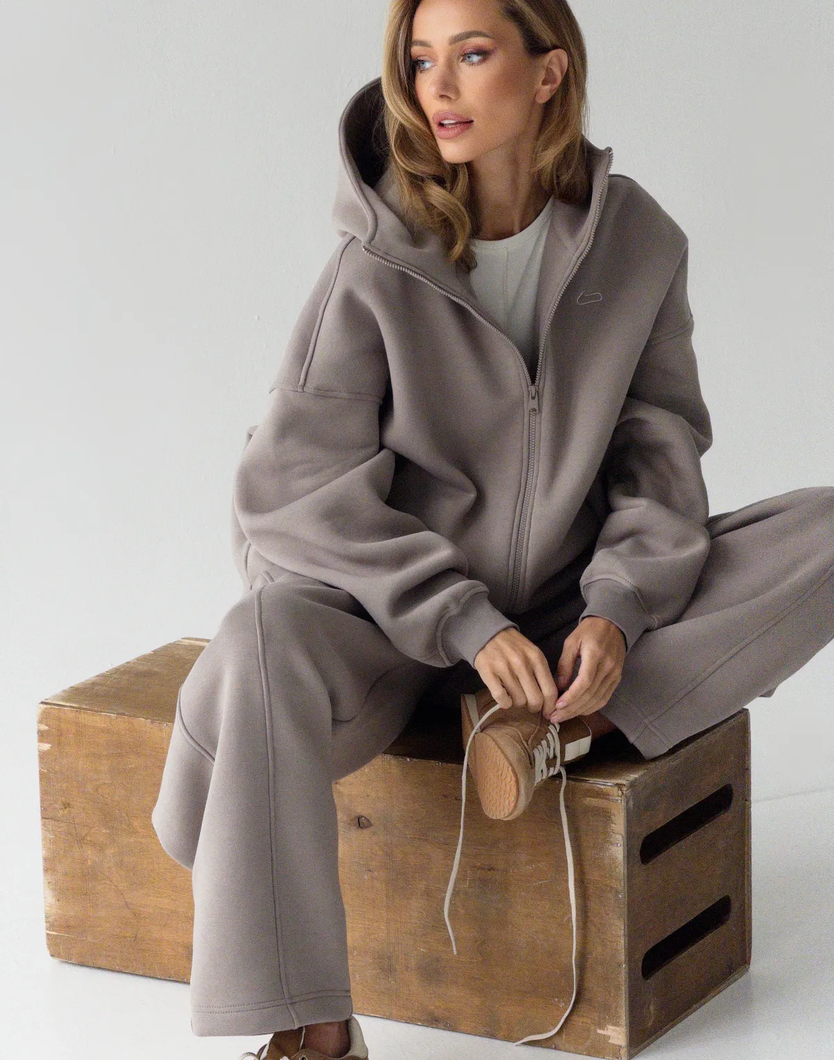 Зіпер з начосом та високим коміром, сіро-кавовий - Фото 8