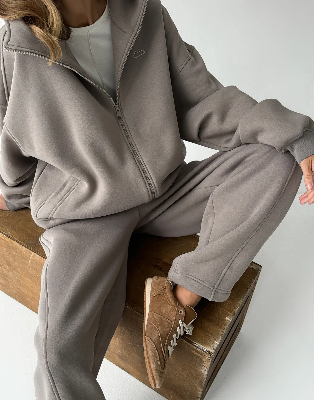 Зіпер з начосом та високим коміром, сіро-кавовий - Фото 7