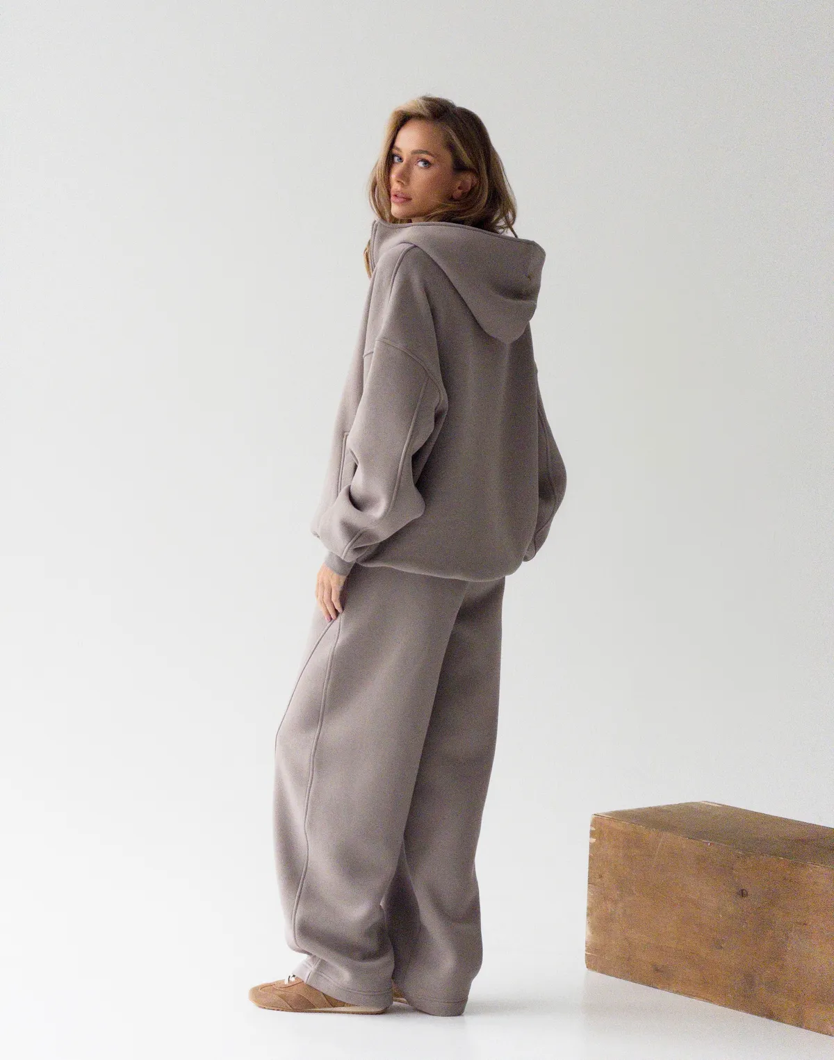 Комплект з начосом зіпер з високим коміром та штани вільного прямого крою, сіро-кавові - Фото 2