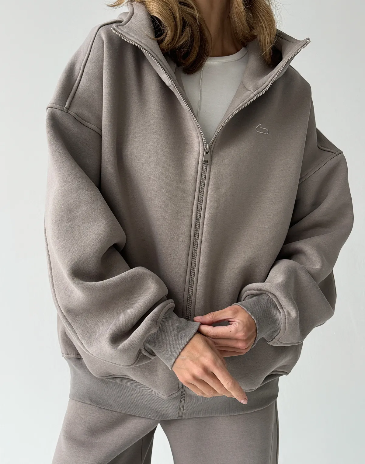 Зіпер з начосом та високим коміром, сіро-кавовий - Фото 6