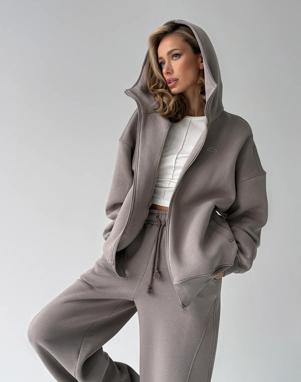 Зіпер з начосом та високим коміром, сіро-кавовий - Фото 3