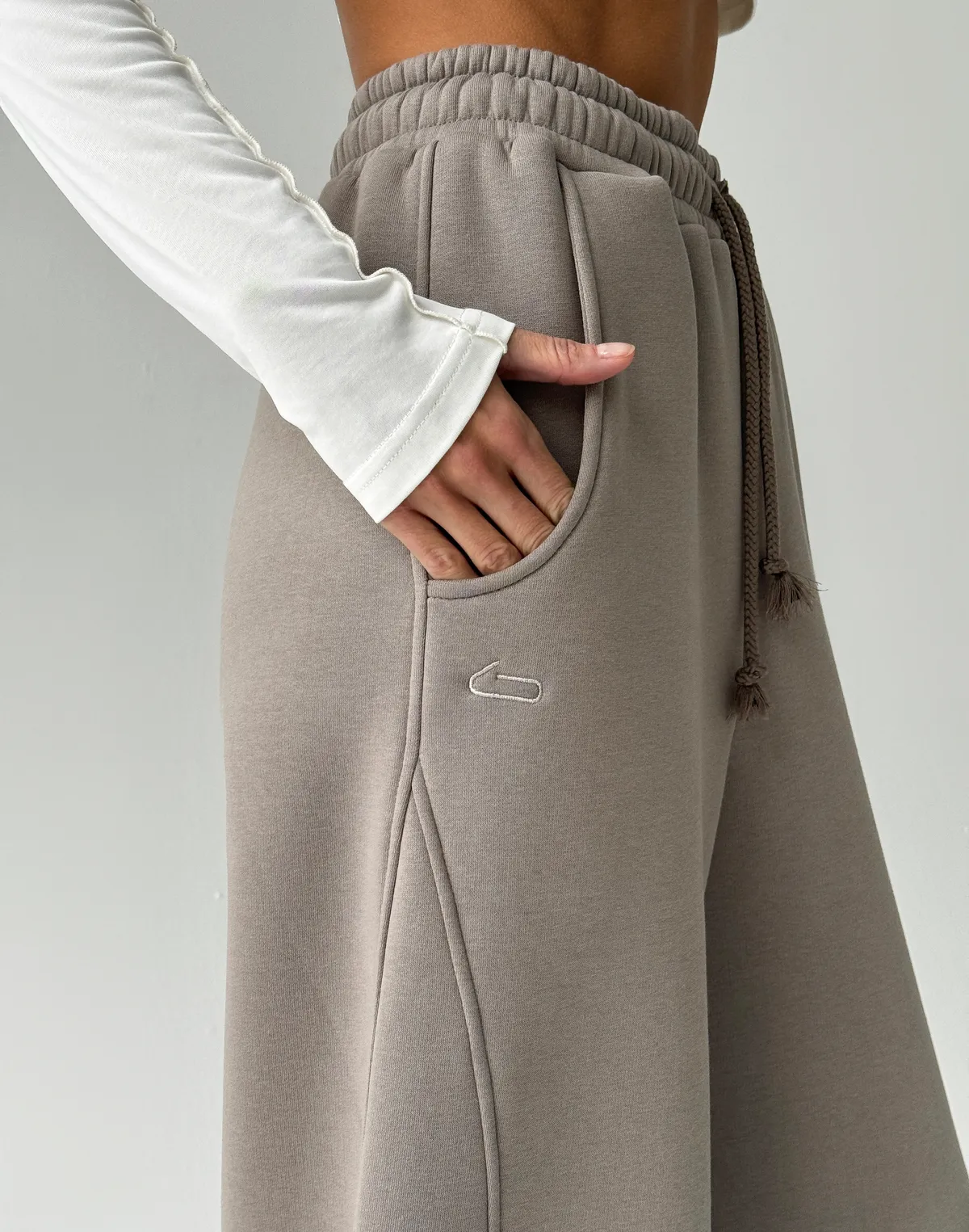 Штани з начосом вільного прямого крою, сіро-кавові - Фото 6
