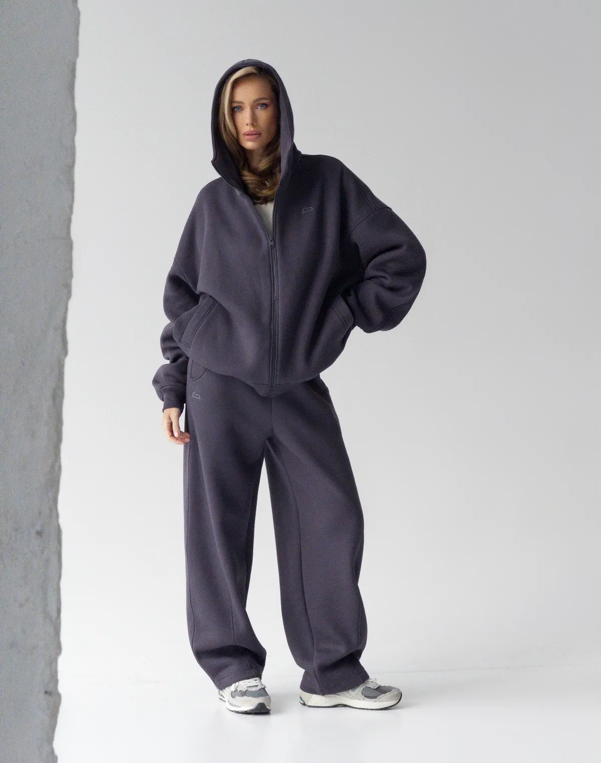 Комплект з начосом зіпер з високим коміром та штани вільного прямого крою, антрацит - Фото 1